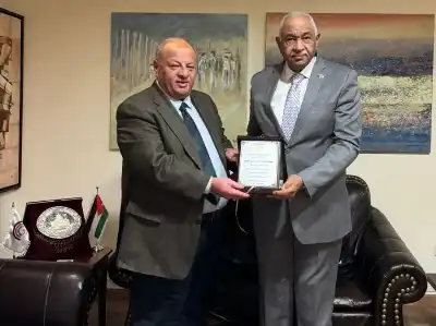 السفير السوداني يلتقي سماوي ويكرّمه بدرع