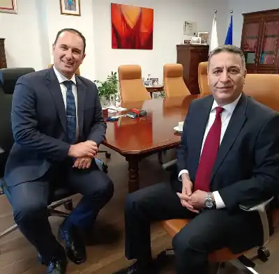 وزير التعليم والرياضة المالطي يستقبل السفير