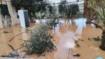 سحب تجمعات مياه حول منزل في