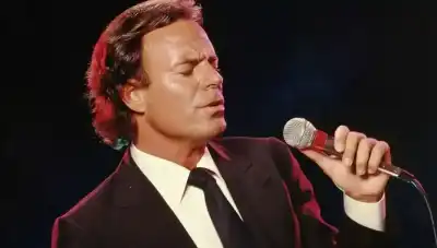 أسطورة الغناء خوليو إغليسياس.. متهم بالاعتداء