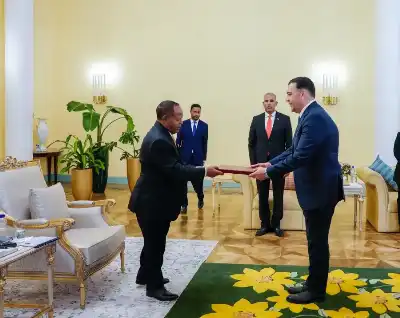 السفير المومني يقدم اوراق اعتماده الى