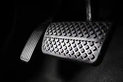 القيادة بدواسة واحدة.. ميزة مخفية في