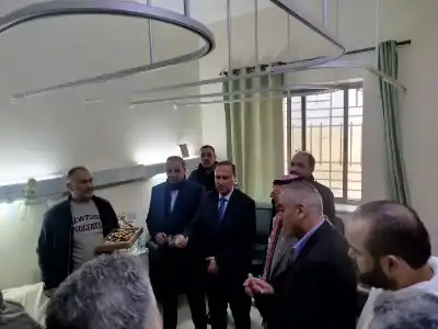 الوزير المومني يعود الصحفي فيصل التميمي