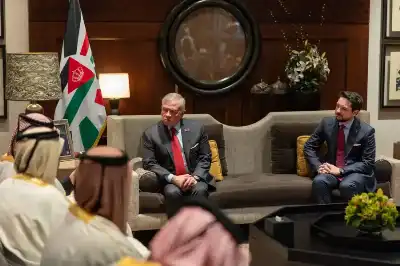 الملك يستقبل الشيخ محمد بن عبدالرحمن