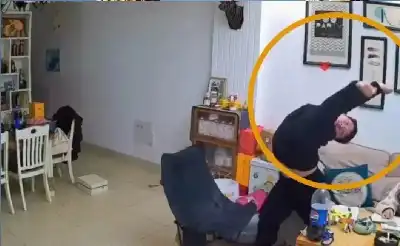 سقوط مفاجئ لطالب صيني فقد وعيه