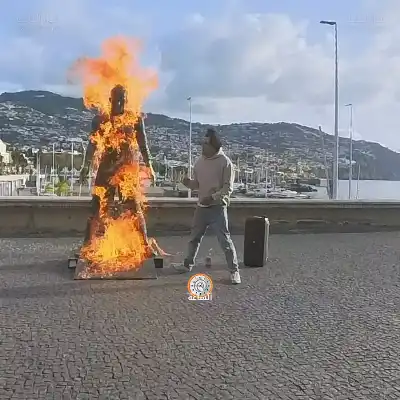 شاهد.. تمثال رونالدو يحترق (فيديو)