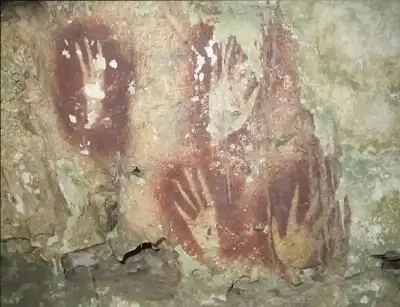 بصمة يد من ما قبل التاريخ..