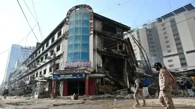 باكستان: 67 قتيل في حريق مبنى