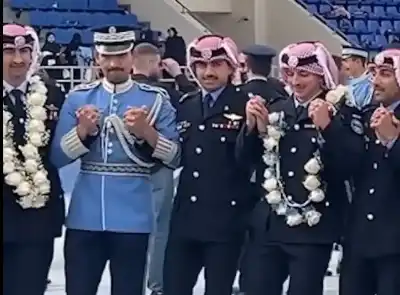 شاهد.. طلبة عسكريون أردنيون يحتفلون في