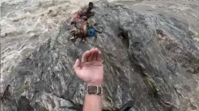 عملية إنقاذ استثنائية لزوجين حاصرتهما الفيضانات