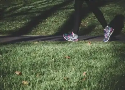 المشي أم الرياضة المنظمة.. أيهما الأنسب