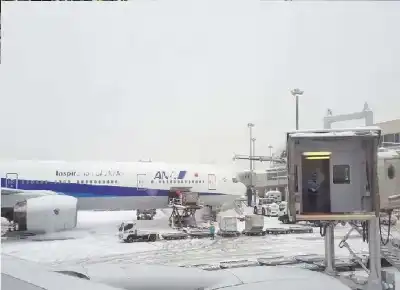 الثلوج تحاصر 7000 مسافر في مطار