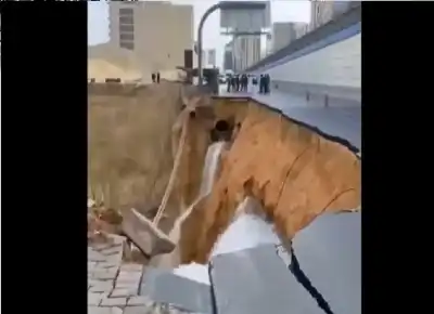 انهيار جزئي للتربة في طريق العليا