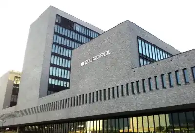 غواصات ودرونز وأماكن إخفاء تحت الماء: