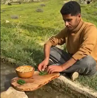 بلوح تقطيع وسكين فقط.. أردني يحضّر