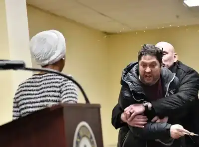 تصاعد التوتر في مينيسوتا.. اعتقال مؤيد