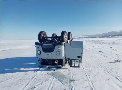 انحرفت نحو شق جليدي.. تفاصيل حادث