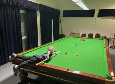 معجزة البلياردو.. طفل في الثانية من