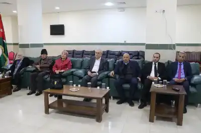 مجلس أمناء جامعة الزرقاء يزور كلية