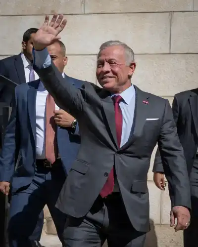 هكذا هنأ الأمير الحسين.. الملك بعيد