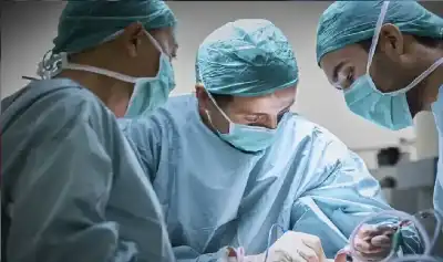 نظام رئة اصطناعي مؤقت.. مريض يبقى