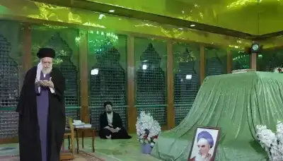 خامنئي يظهر أمام قبر الخميني والذراع