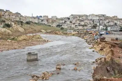 سقوط شخص داخل مجرى سيل الزرقاء..