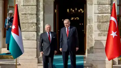 الملك والرئيس التركي يعقدان مباحثات بقصر