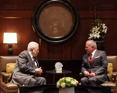 الملك يلتقي الرئيس عباس