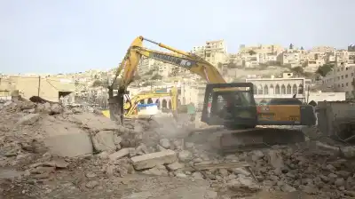 أعمال هدم في شارع الطلياني ضمن