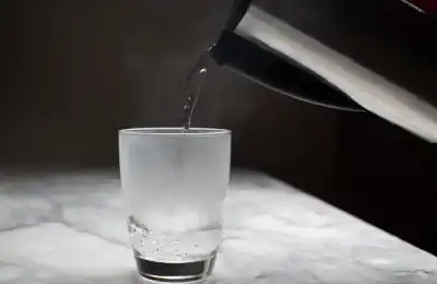 فوائد الماء الساخن.. بين الواقع والخرافة