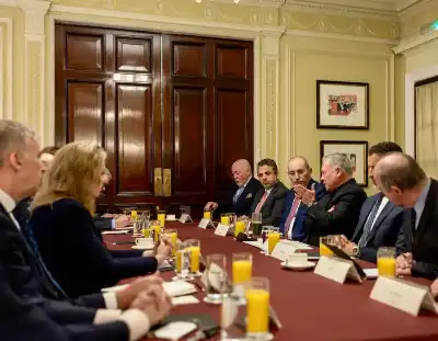 الملك يجتمع بمسؤولين سابقين وبرلمانيين بريطانيين