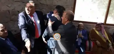 عناق سريع في منزل الشياب.. يعيد