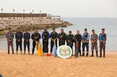 غطاسو الدفاع المدني يعملون على تنظيف