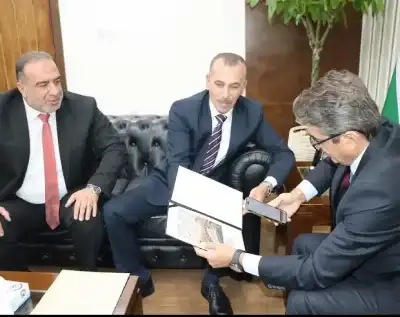 وزير الشباب يشارك بتوقيعه في الحملة