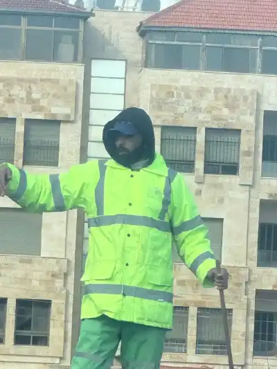 عامل وطن ينظم حركة المرور على