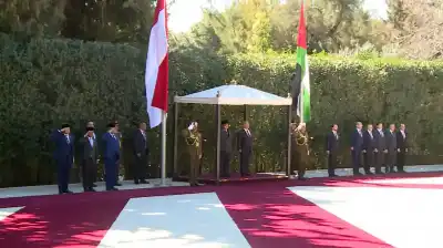 الملك يستقبل الرئيس الإندونيسي ويعقد معه