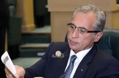 أمام دولة الرئيس هذا ما يفعله