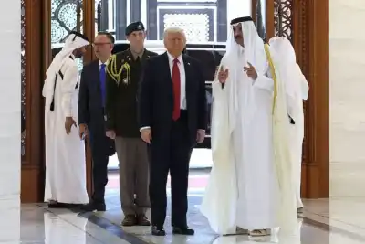 ترامب لأمير قطر: متضامنون معكم