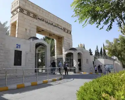 جامعة العلوم التطبيقية تنذر دكتور