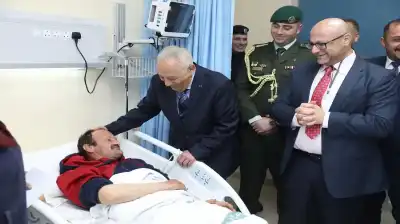 رئيس الديوان الملكي يطمئن على مواطن