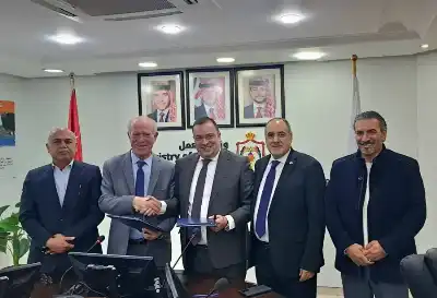 توقيع عقد عمل جماعي لتحسين المزايا