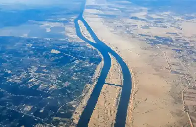 مصر.. قناة السويس تواصل عملها بشكل