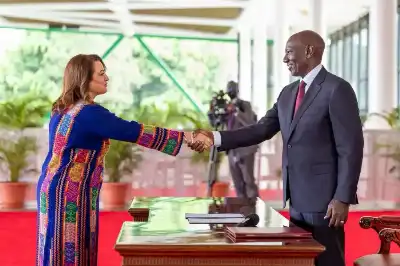 السفيرة رولان محمود سمارة تقدم أوراق