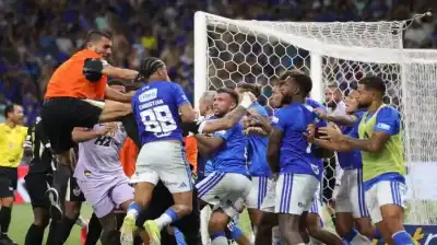 بعد طرد الحكم 23 لاعبا.. موقعة