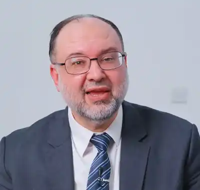 ما حكم دفع الزكاة لعلاج مرضى