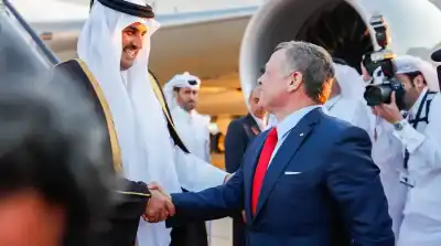 الملك والشيخ تميم يتبادلان التهاني