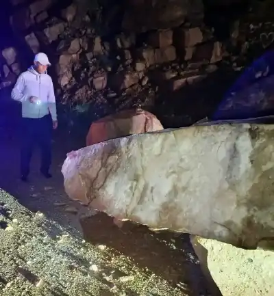 بلدية سويمه تتعامل مع انهيار صخري