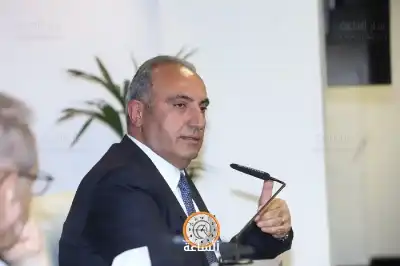 الشواربة يعلن فقدان وظيفة لموظفين