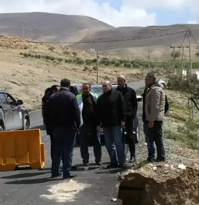 وزير الأشغال يتفقد طرقا تضررت من